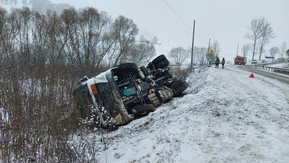 Cisternă plină cu motorină și benzină, răsturnată pe DE 578, în Harghita. Șoferul este în stare de șoc | Trafic blocat complet 819646