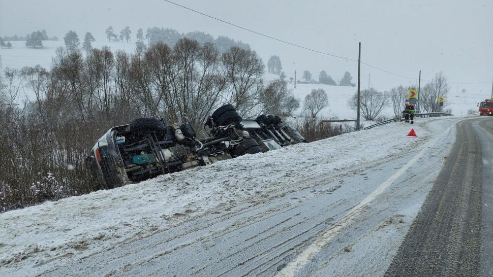 Cisternă plină cu motorină și benzină, răsturnată pe DE 578, în Harghita. Șoferul este în stare de șoc | Trafic blocat complet 819647