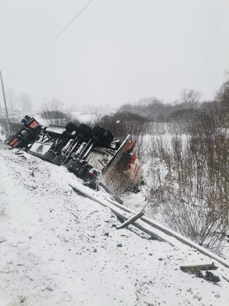 Cisternă plină cu motorină și benzină, răsturnată pe DE 578, în Harghita. Șoferul este în stare de șoc | Trafic blocat complet 819648