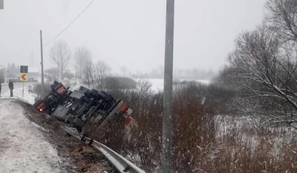 Vremea a făcut prăpăd în mai multe zone din ţară | Imagini din localităţile lovite de urgia naturii: Oamenii şi-au scos lucrurile în stradă 819784