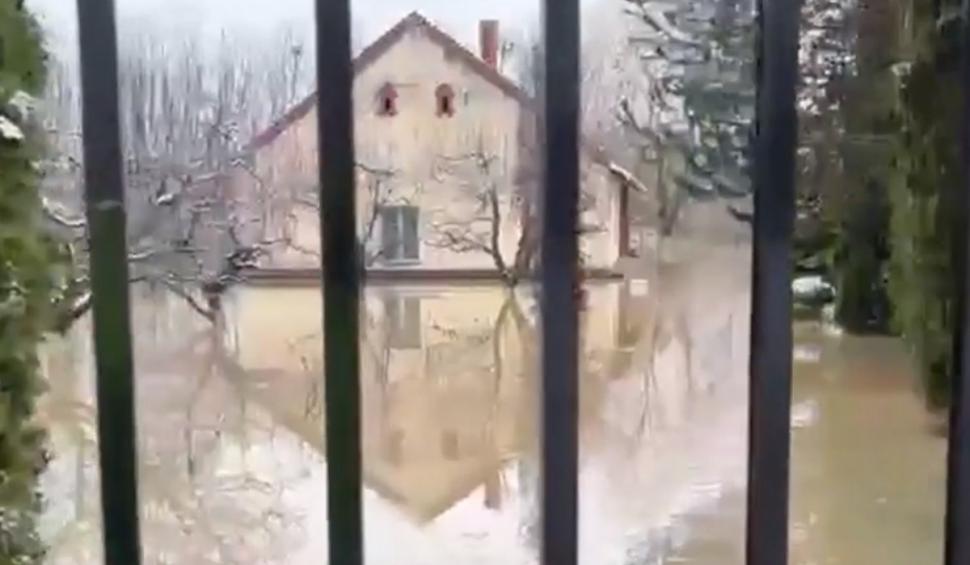 Vremea a făcut prăpăd în mai multe zone din ţară | Imagini din localităţile lovite de urgia naturii: Oamenii şi-au scos lucrurile în stradă 819787