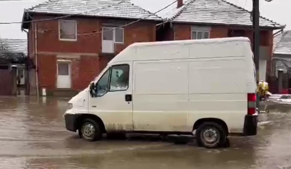 Vremea a făcut prăpăd în mai multe zone din ţară | Imagini din localităţile lovite de urgia naturii: Oamenii şi-au scos lucrurile în stradă 819788