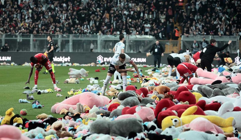 Fanii Beșiktaș au aruncat jucării de pluș pe teren pentru copiii afectați de cutremurele din Turcia și Siria 