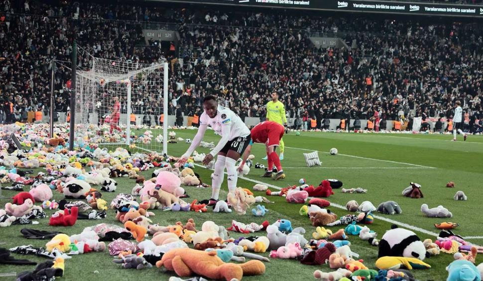 Fanii Beșiktaș au aruncat jucării de pluș pe teren pentru copiii afectați de cutremurele din Turcia și Siria  819689