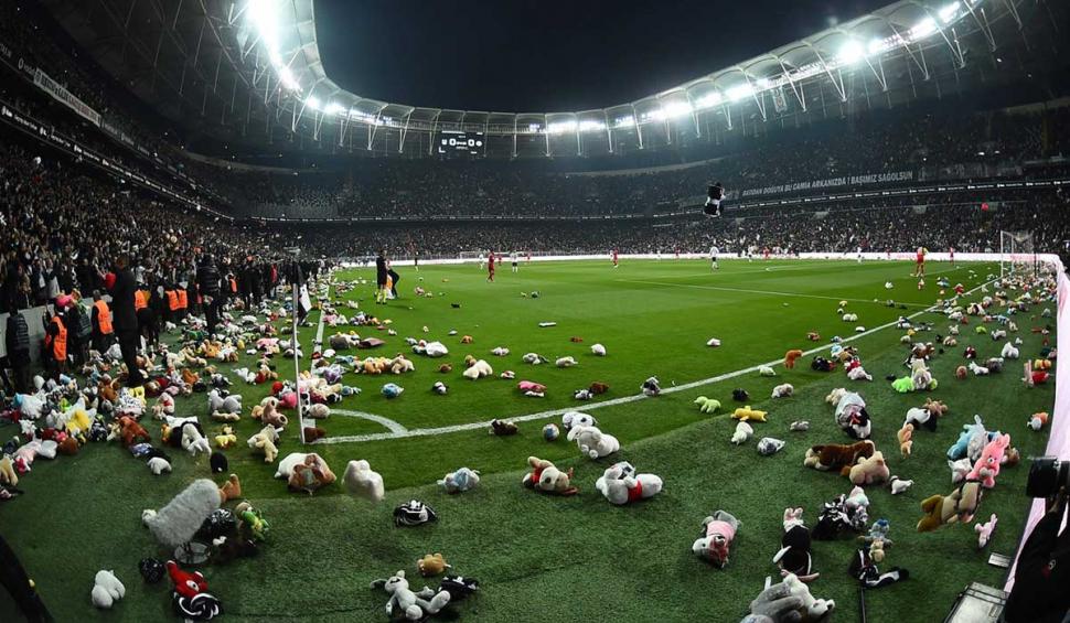 Fanii Beșiktaș au aruncat jucării de pluș pe teren pentru copiii afectați de cutremurele din Turcia și Siria  819690