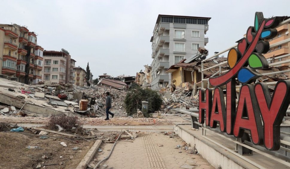 Primul bilanţ al dezastrului din Turcia de luni dimineaţă: un om mort, 69 răniţi şi 29 de clădiri prăbuşite 