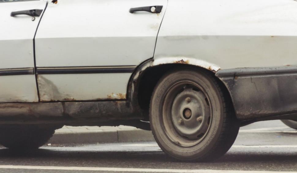 Românii vor putea face sesizări online privind maşinile abandonate pe spaţiul public. Schimbări importante legate de vehiculele fără stăpân