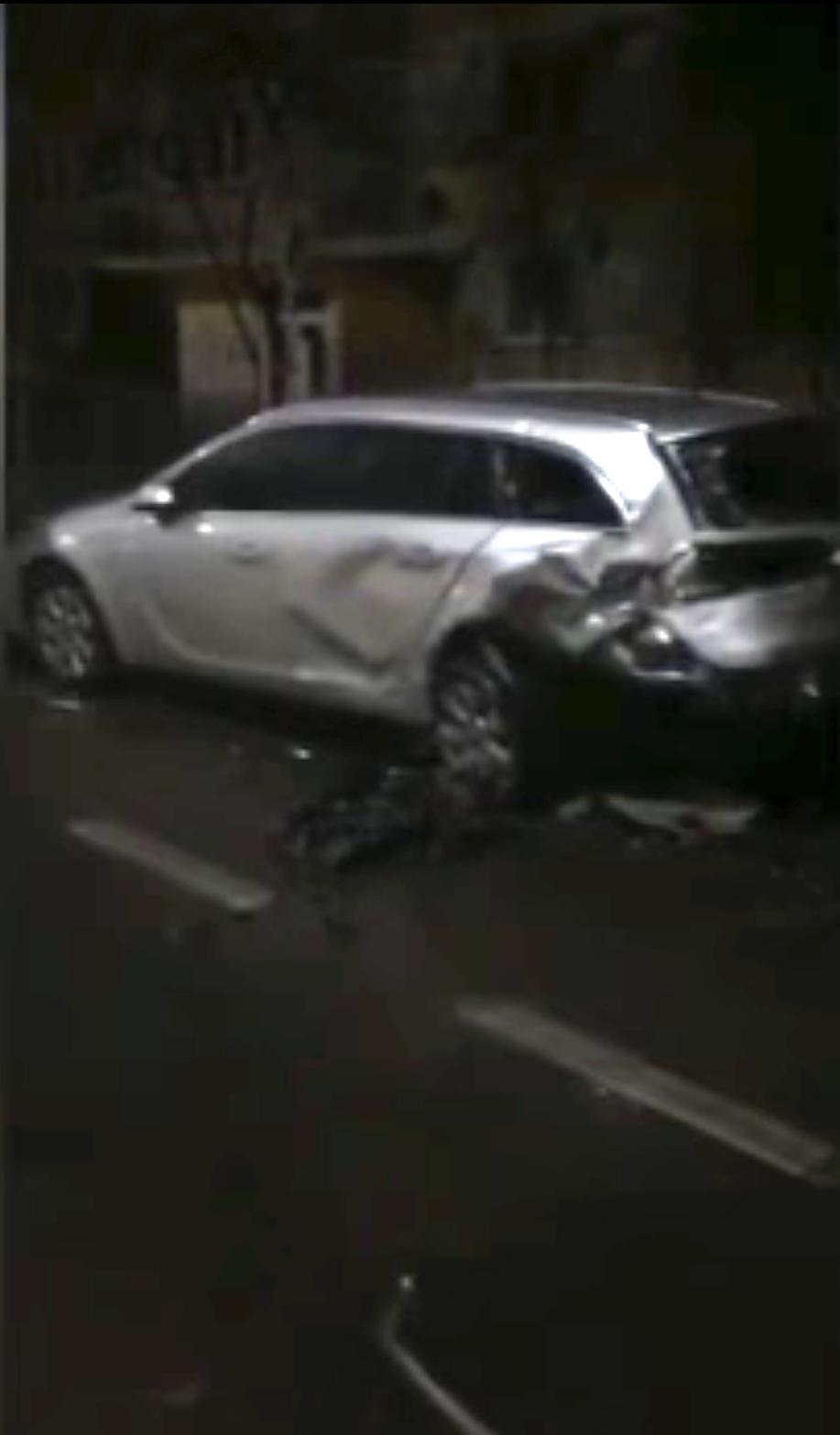 Doi bărbați beți au lovit cu o mașină trei autoturisme parcate în București. Jandarmii i-au prins când voiau să fugă 820010