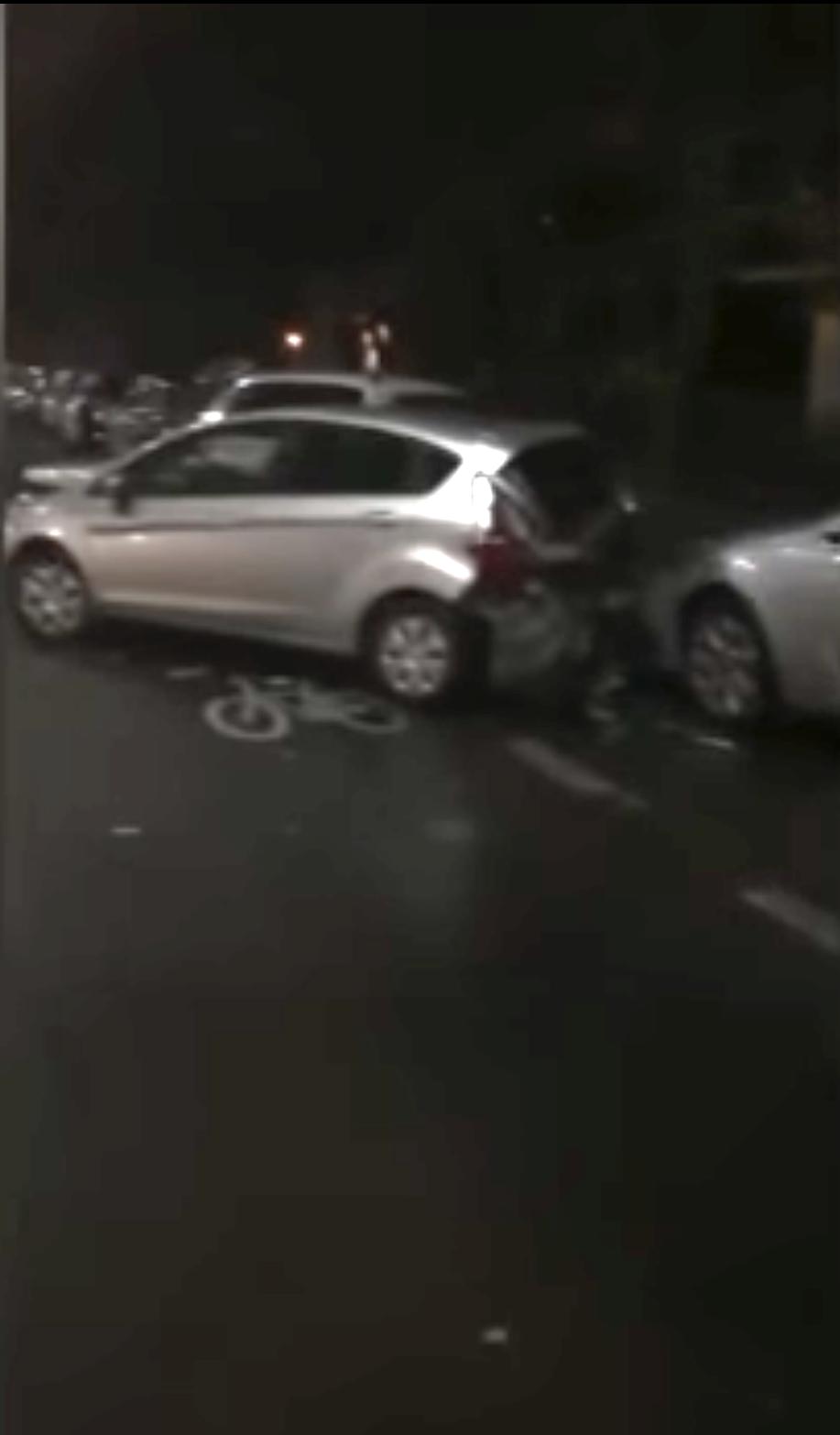 Doi bărbați beți au lovit cu o mașină trei autoturisme parcate în București. Jandarmii i-au prins când voiau să fugă 820013