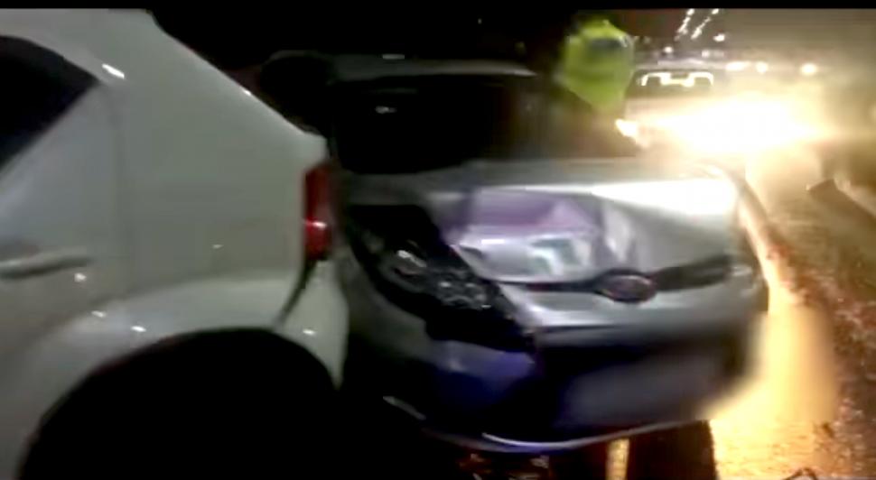 Doi bărbați beți au lovit cu o mașină trei autoturisme parcate în București. Jandarmii i-au prins când voiau să fugă 820014