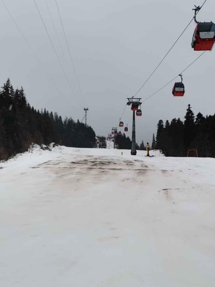 Două pârtii din Poiana Braşov au fost închise din cauza numărului mare de accidente, însă unii schiori continuă să le folosească 819926