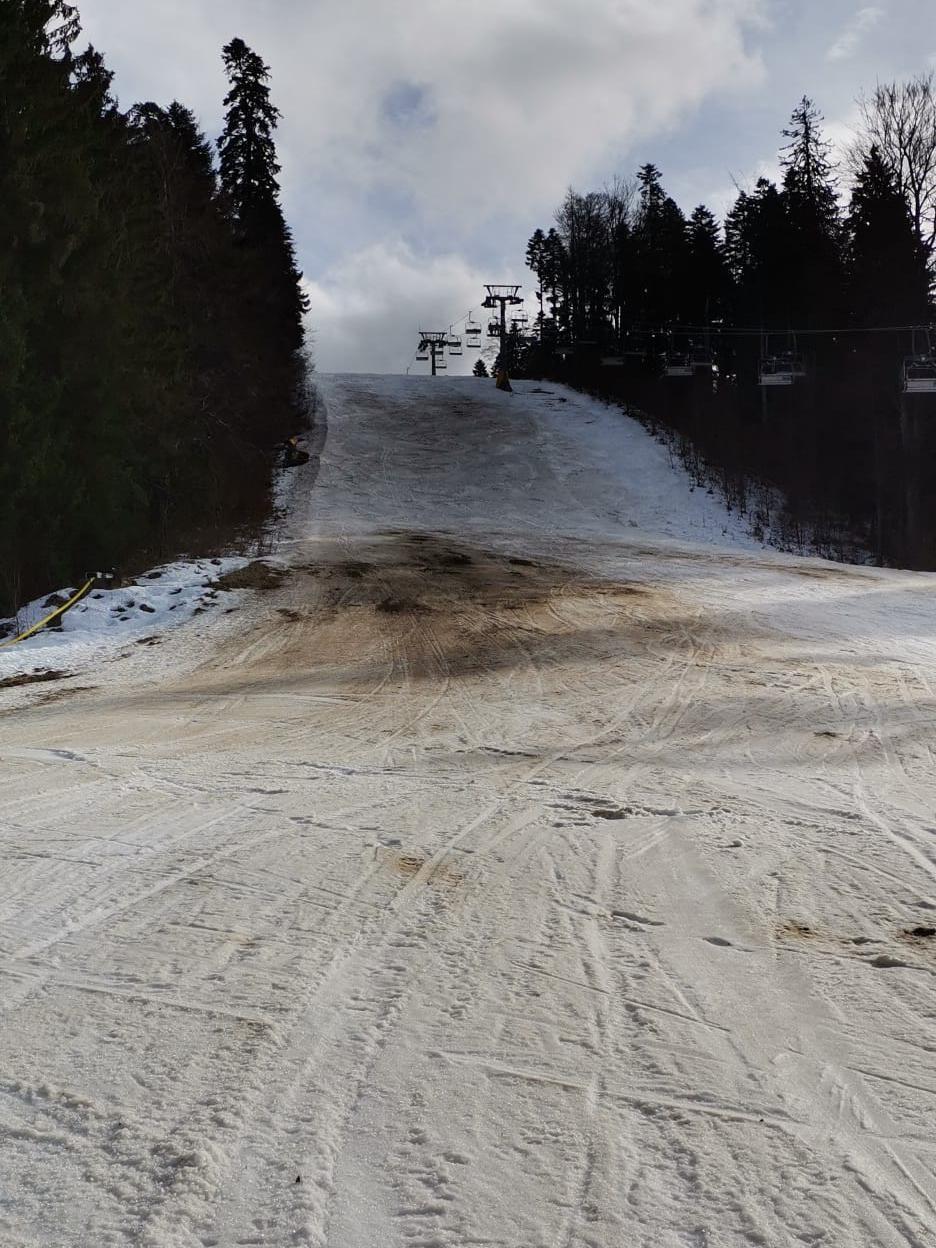 Două pârtii din Poiana Braşov au fost închise din cauza numărului mare de accidente, însă unii schiori continuă să le folosească 819929