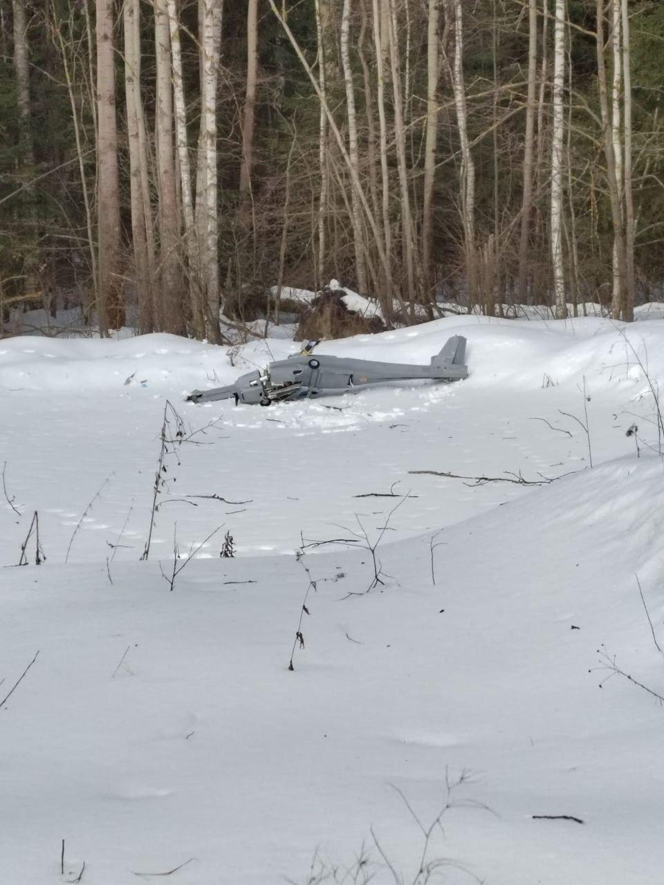 O dronă ucraineană UJ-22, fotografiată de presa din Rusia după ce s-a prăbușit în regiunea Moscova 820110