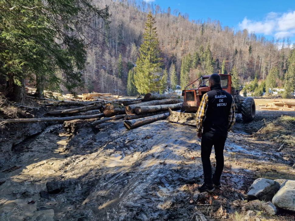 Garda de Mediu confirmă poluarea din Munţii Făgăraş. Au fost date mai multe amenzi 820090