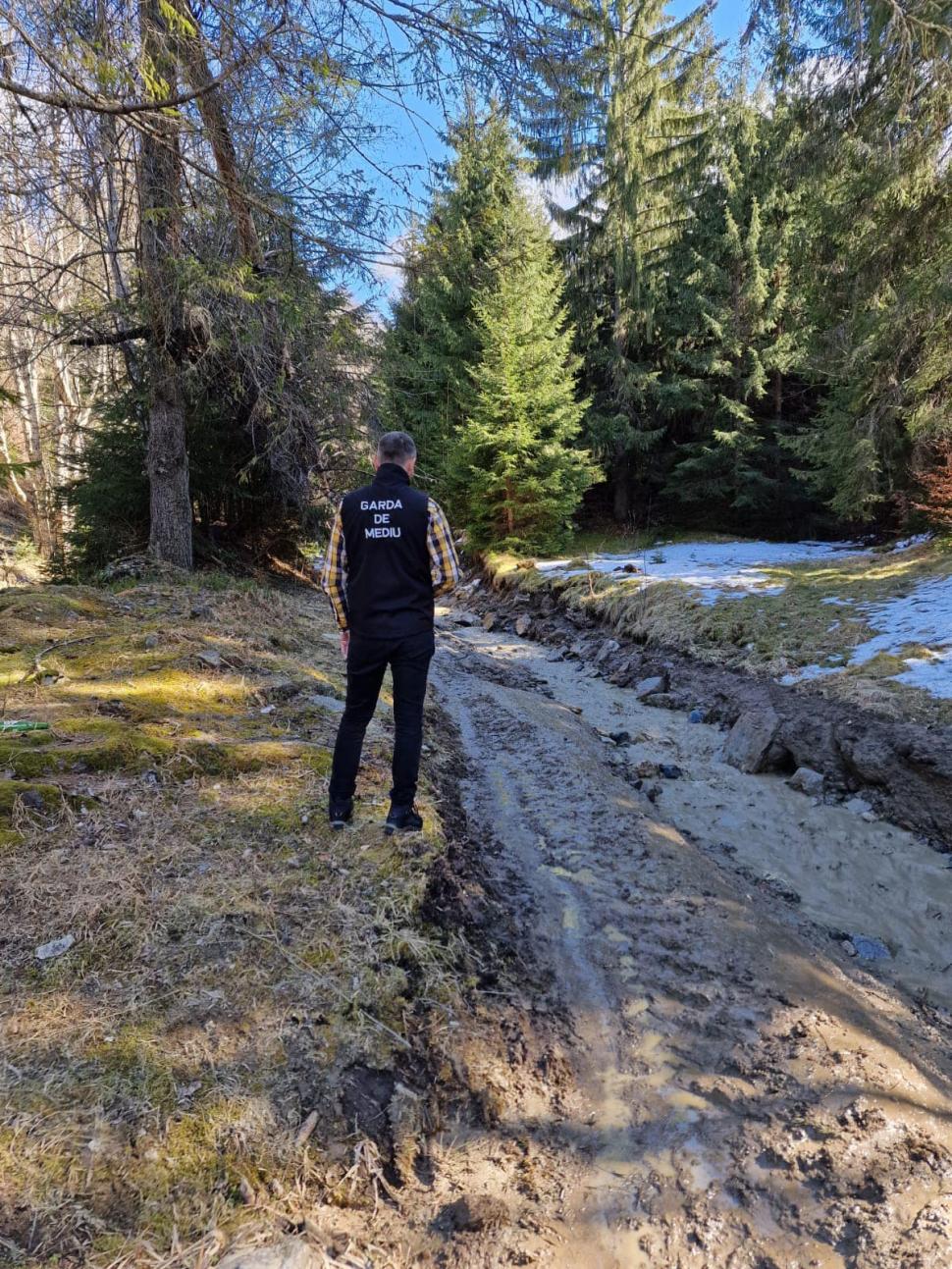 Garda de Mediu confirmă poluarea din Munţii Făgăraş. Au fost date mai multe amenzi 820091