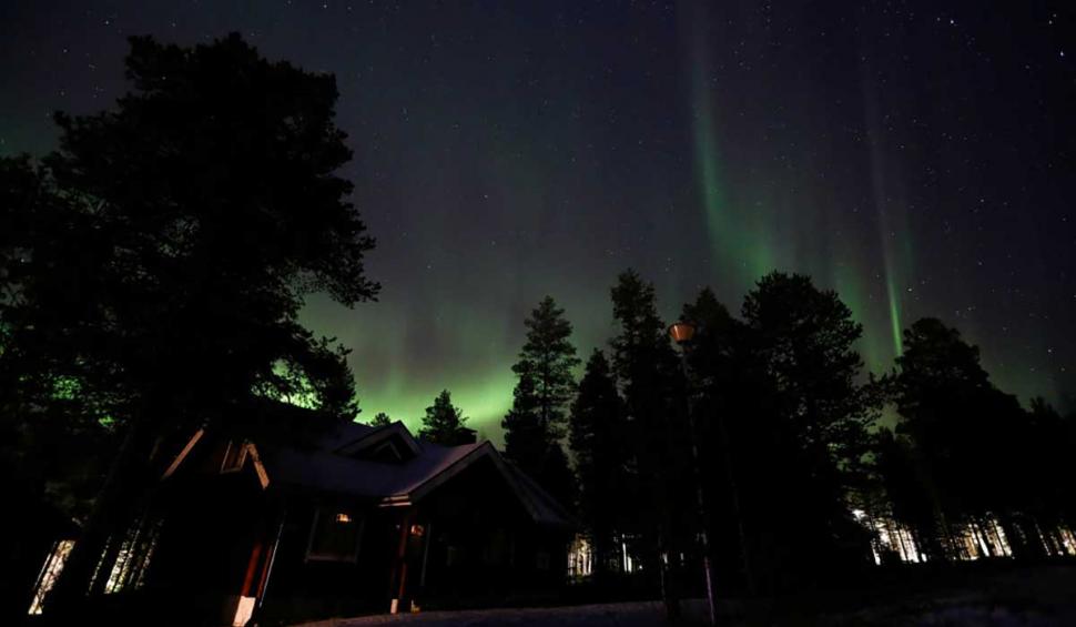 Un pilot a întors avionul pentru a admira aurora boreală pe cerul din Marea Britanie. Pasagerii au rămas uimiţi  820067