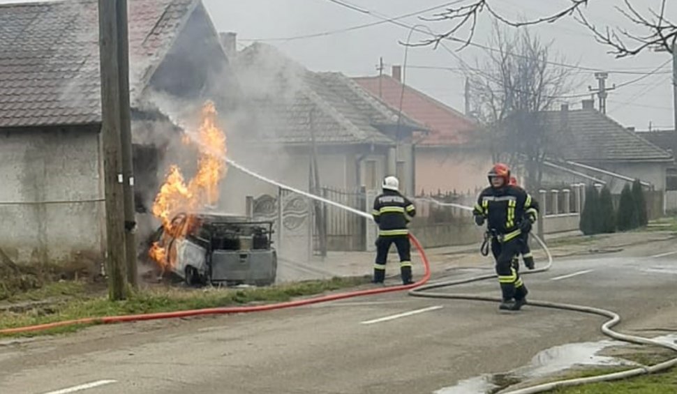 O autoutilitară care transporta butelii a luat foc după ce a intrat într-o ţeavă de gaz, în Satu Mare
