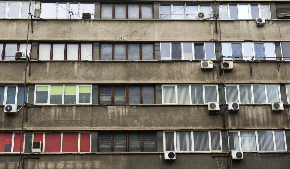 Locatarii unui bloc din Oradea, terorizați de o alarmă activată de vânt | "E imposibil de stat în apartament"