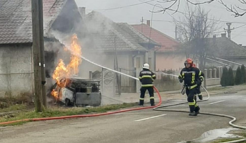Momentul în care 14 butelii cu gaz explodează după ce o autoutilitară se izbeşte de o casă, în Satu Mare  820087