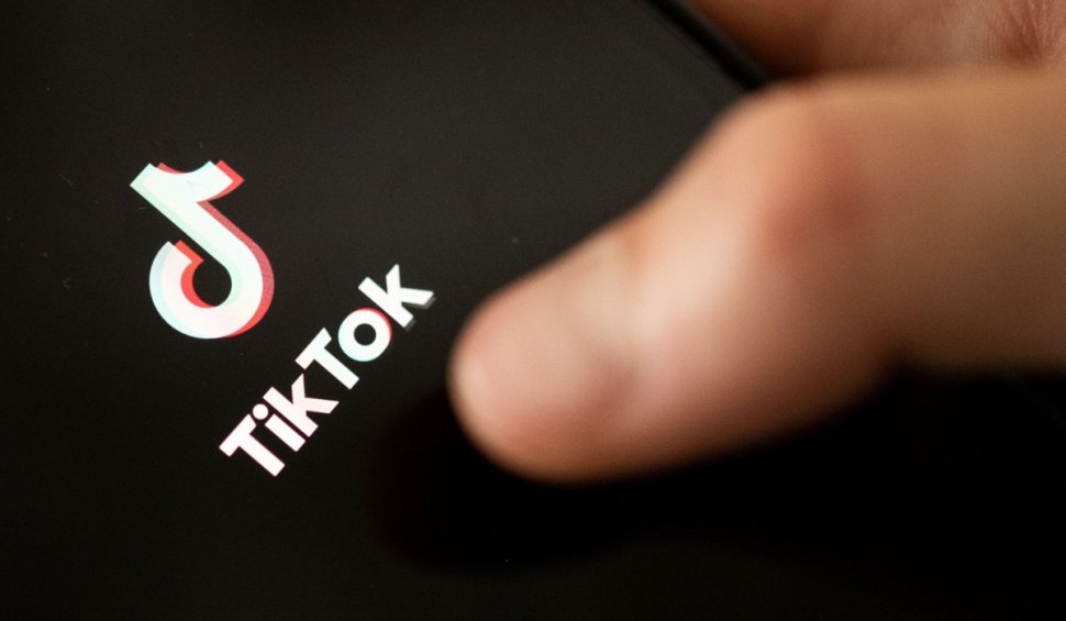 Parlamentul European interzice aplicaţia TikTok pe telefoanele angajaţilor