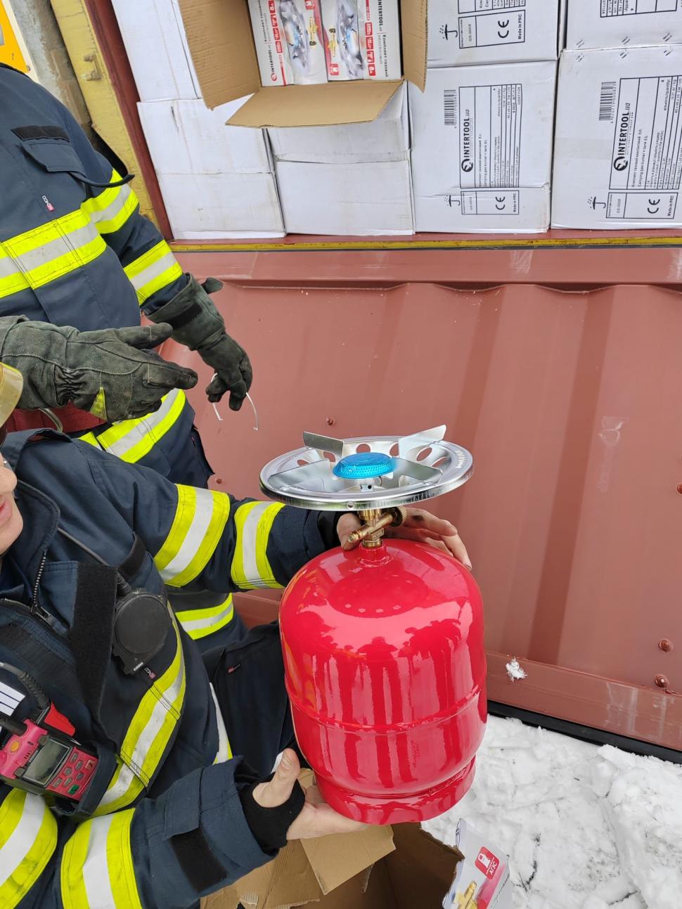 Pericol de explozie pe drumul dintre Roman şi Suceava, după ce un TIR încărcat cu butelii goale s-a răsturnat 819948