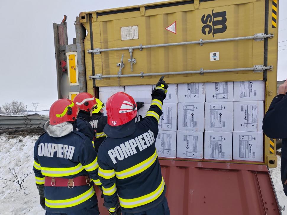 Pericol de explozie pe drumul dintre Roman şi Suceava, după ce un TIR încărcat cu butelii goale s-a răsturnat 819949