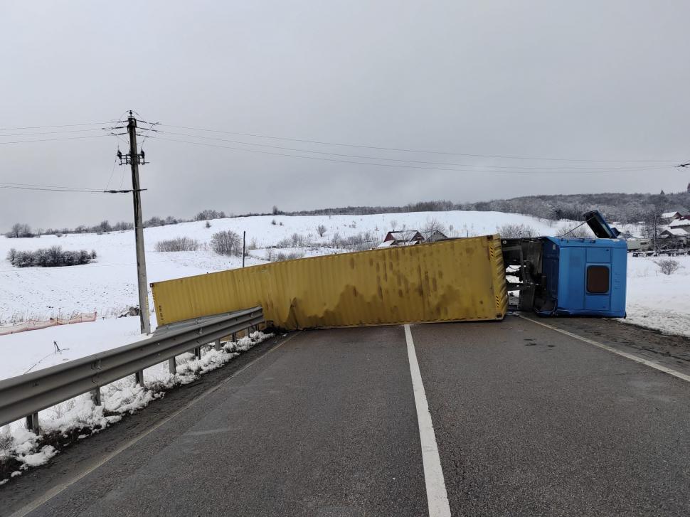 Pericol de explozie pe drumul dintre Roman şi Suceava, după ce un TIR încărcat cu butelii goale s-a răsturnat 819950