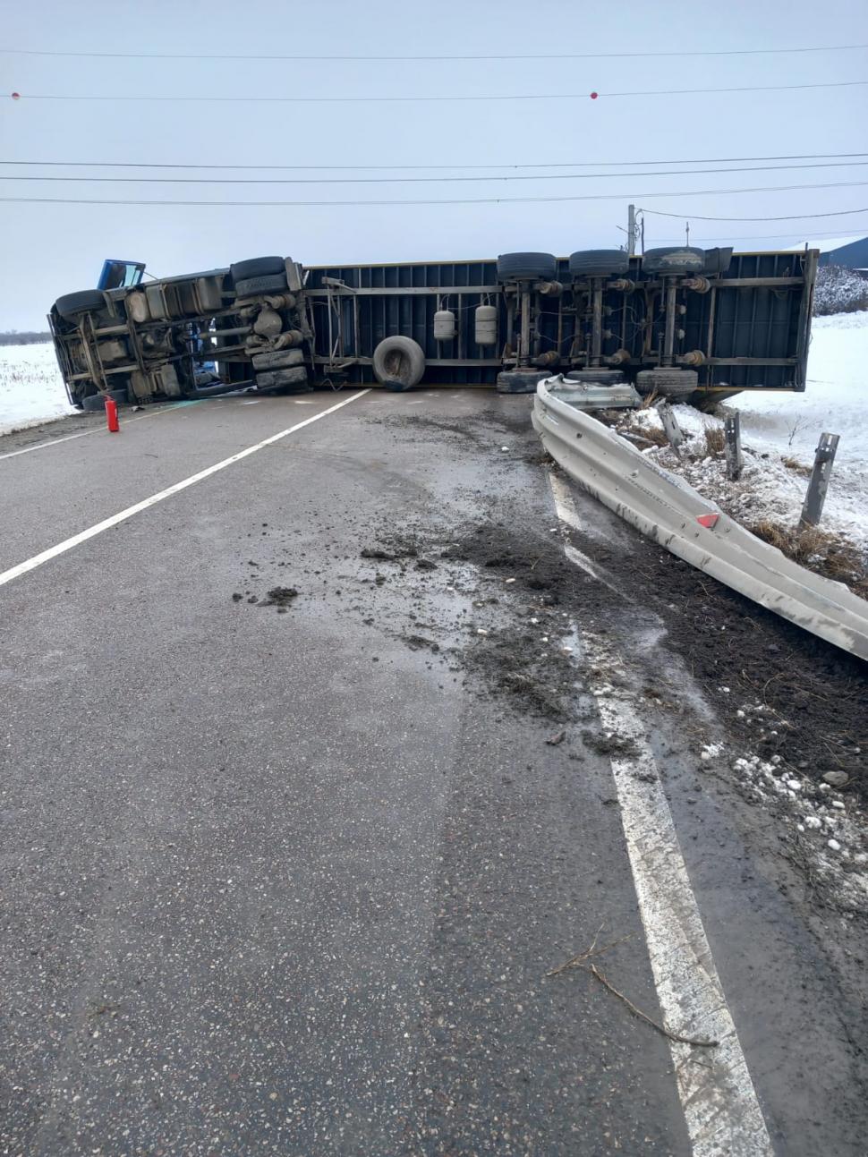 Pericol de explozie pe drumul dintre Roman şi Suceava, după ce un TIR încărcat cu butelii goale s-a răsturnat 819952