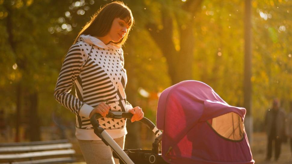 Zeci de mii de români ar putea primi noi vouchere care se pot preschimba în bani. Care sunt condiţiile şi de când se acordă 820142