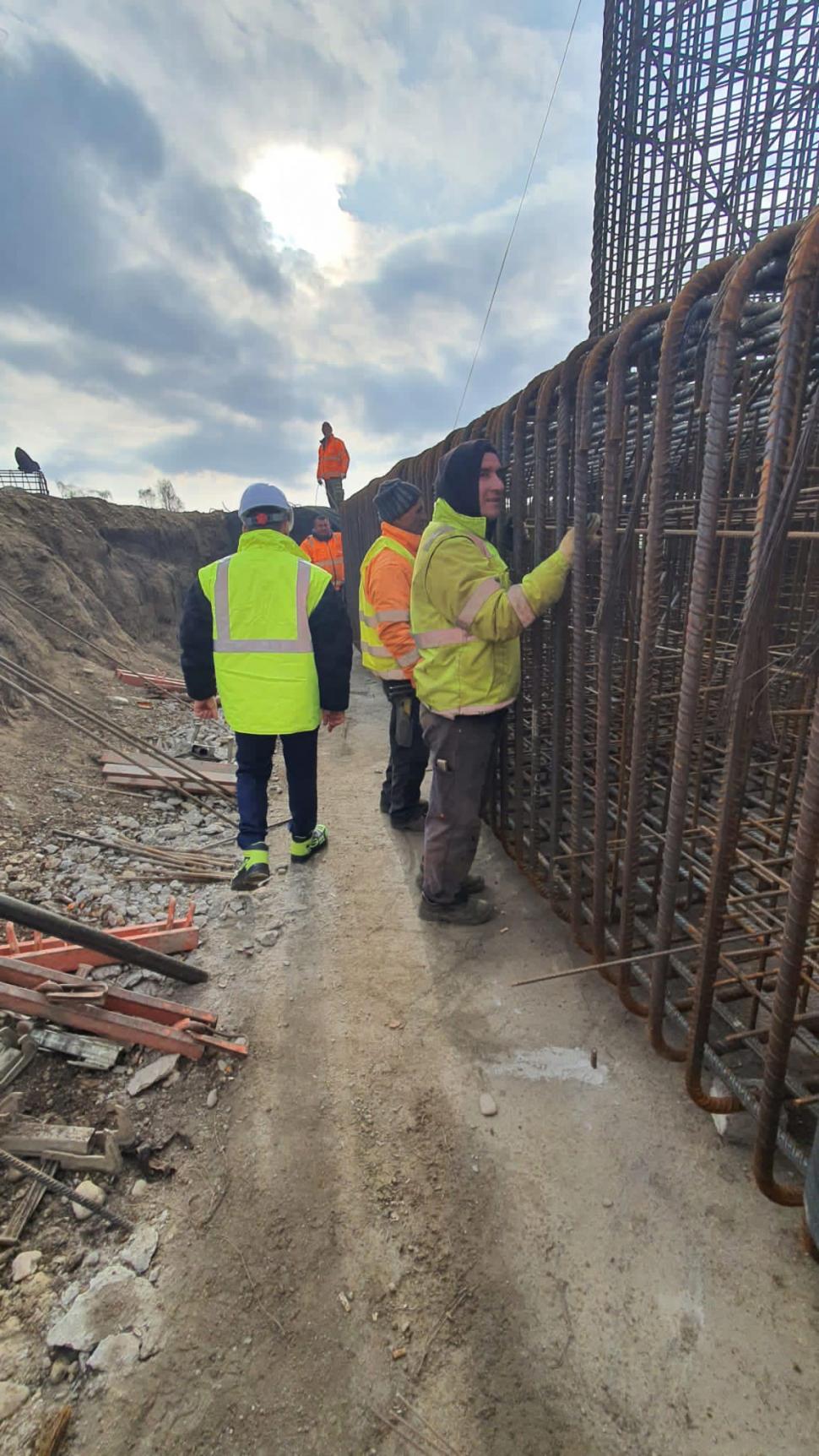 Un ucrainean refugiat în România lucrează pe şantierul Lotului 3 al A0 Sud - Autostrada Bucureştiului 820046