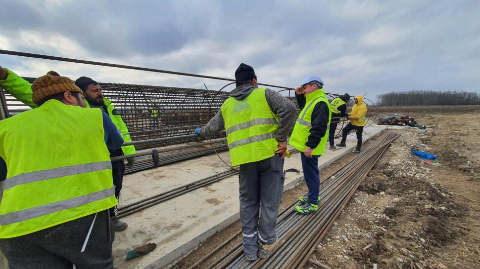 Un ucrainean refugiat în România lucrează pe şantierul Lotului 3 al A0 Sud - Autostrada Bucureştiului 820047