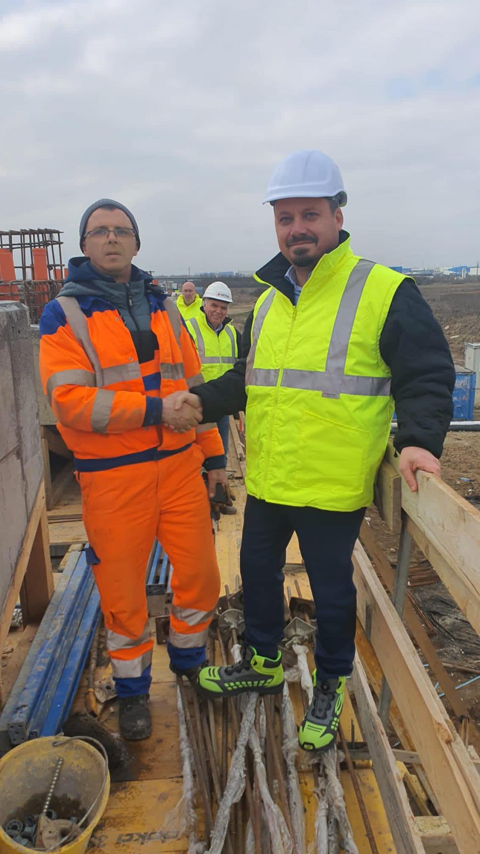 Un ucrainean refugiat în România lucrează pe şantierul Lotului 3 al A0 Sud - Autostrada Bucureştiului 820048