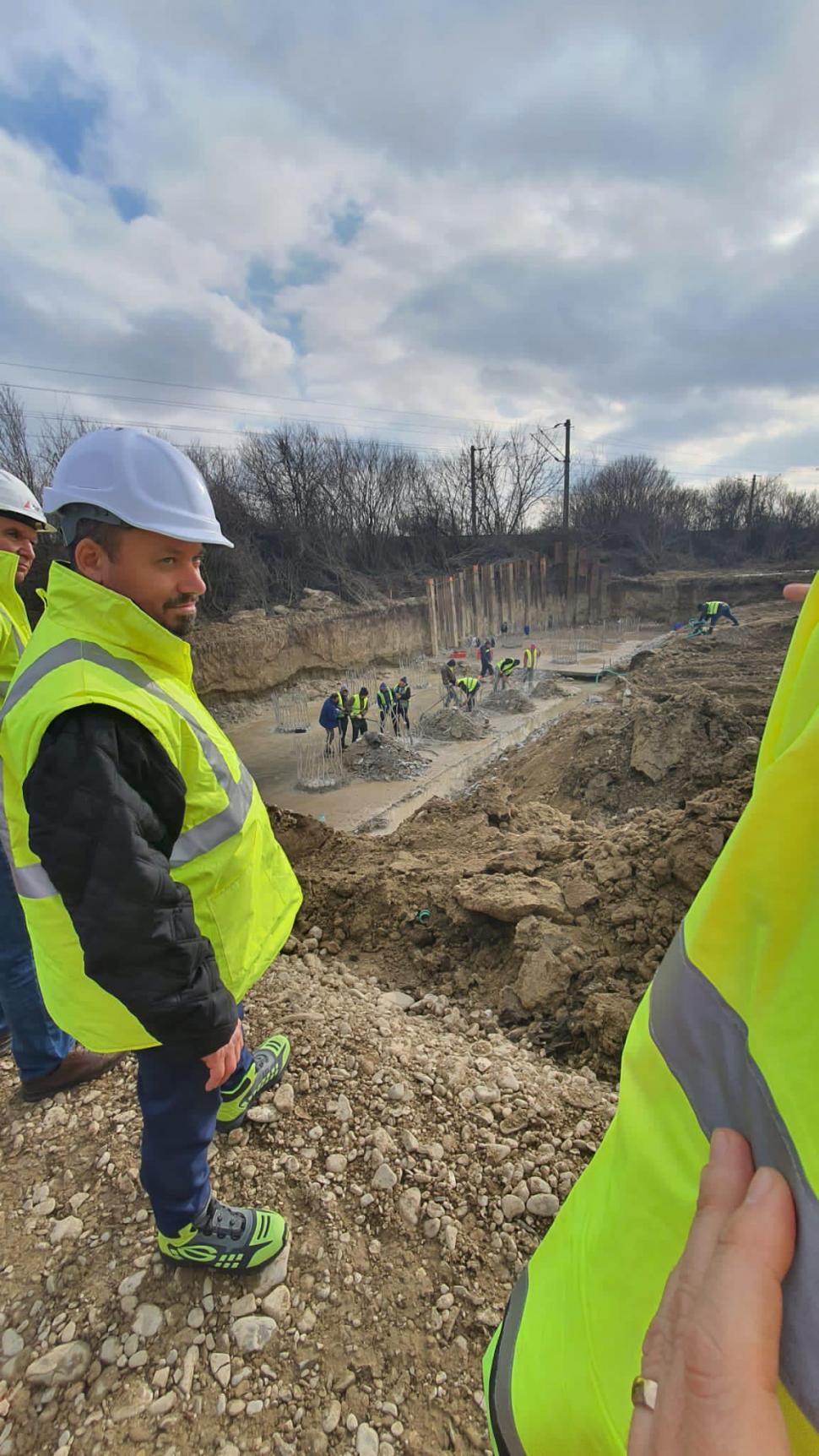Un ucrainean refugiat în România lucrează pe şantierul Lotului 3 al A0 Sud - Autostrada Bucureştiului 820049