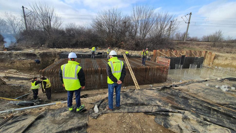 Un ucrainean refugiat în România lucrează pe şantierul Lotului 3 al A0 Sud - Autostrada Bucureştiului 820050