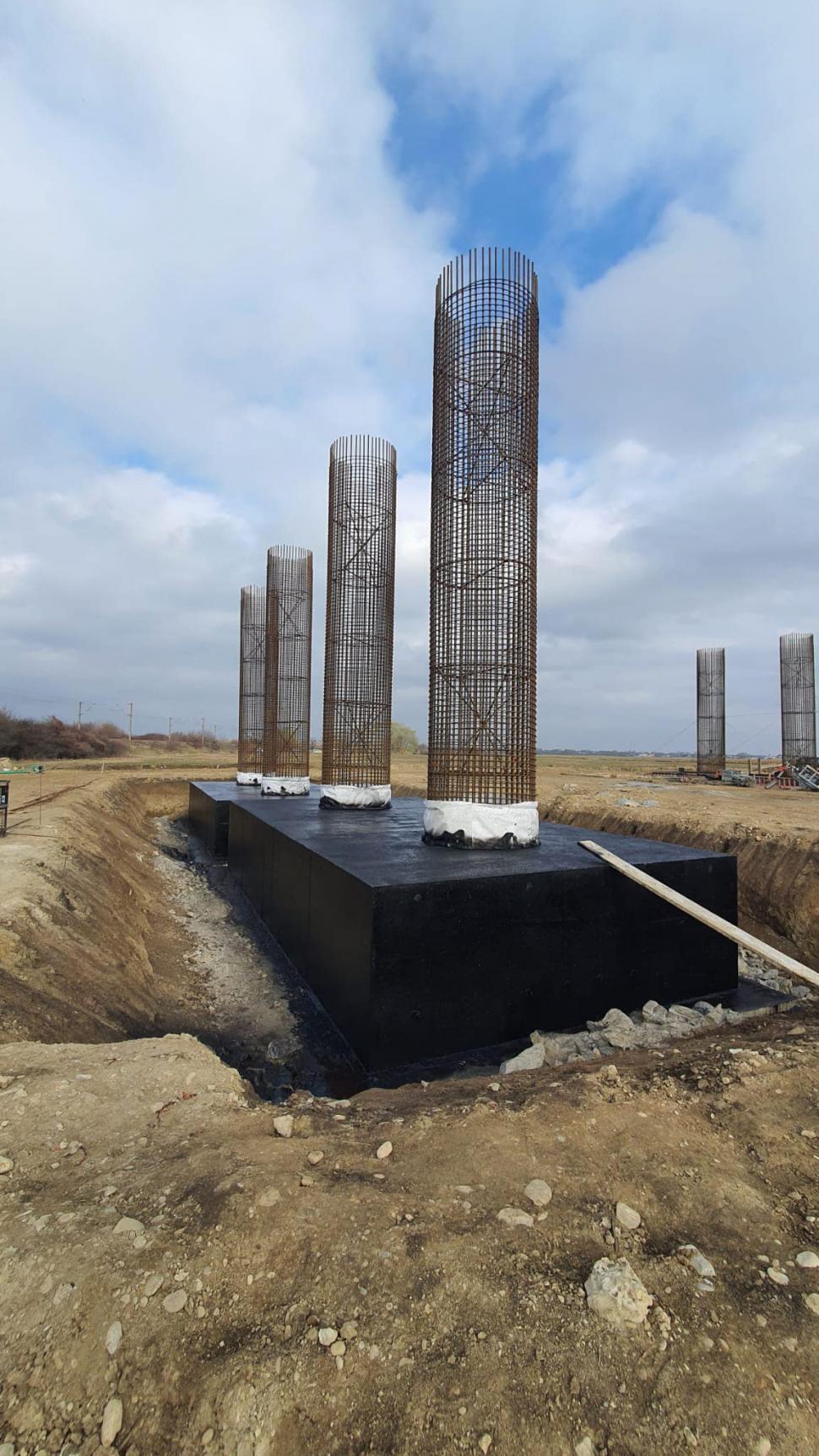 Un ucrainean refugiat în România lucrează pe şantierul Lotului 3 al A0 Sud - Autostrada Bucureştiului 820051