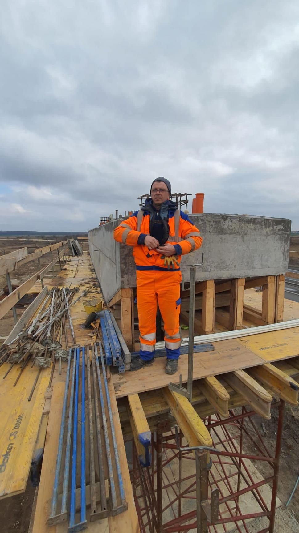 Un ucrainean refugiat în România lucrează pe şantierul Lotului 3 al A0 Sud - Autostrada Bucureştiului 820052