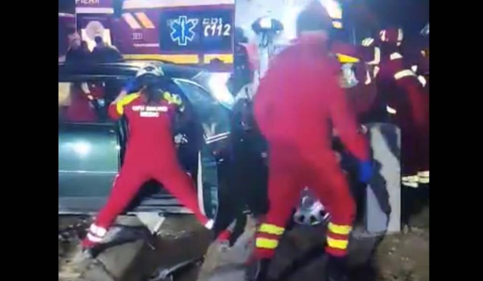 Accident teribil pe o șosea din Maramureș. Un șofer s-a izbit violent de un autobuz plin cu navetiști 820466