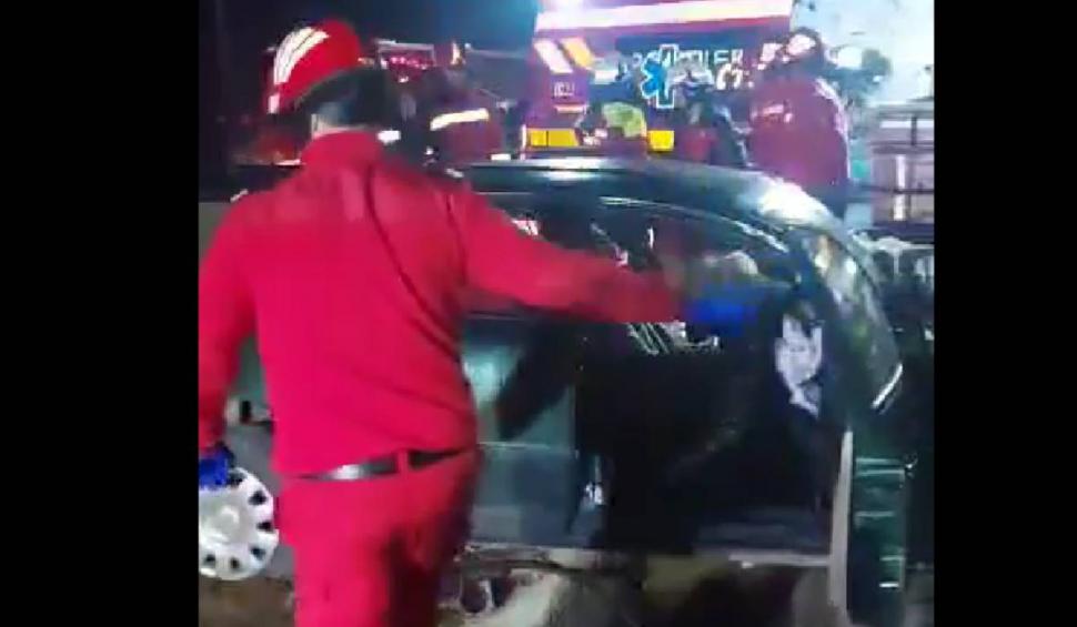 Accident teribil pe o șosea din Maramureș. Un șofer s-a izbit violent de un autobuz plin cu navetiști 820468