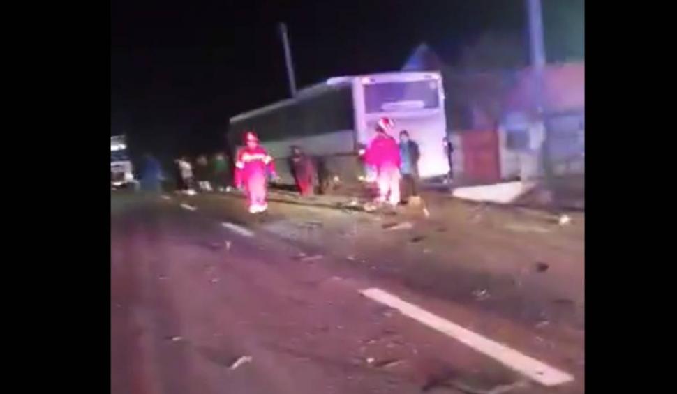 Accident teribil pe o șosea din Maramureș. Un șofer s-a izbit violent de un autobuz plin cu navetiști 820470