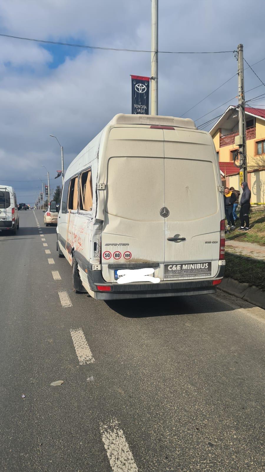 Accident cu două camioane și un microbuz plin cu pasageri, în Iaşi 820372