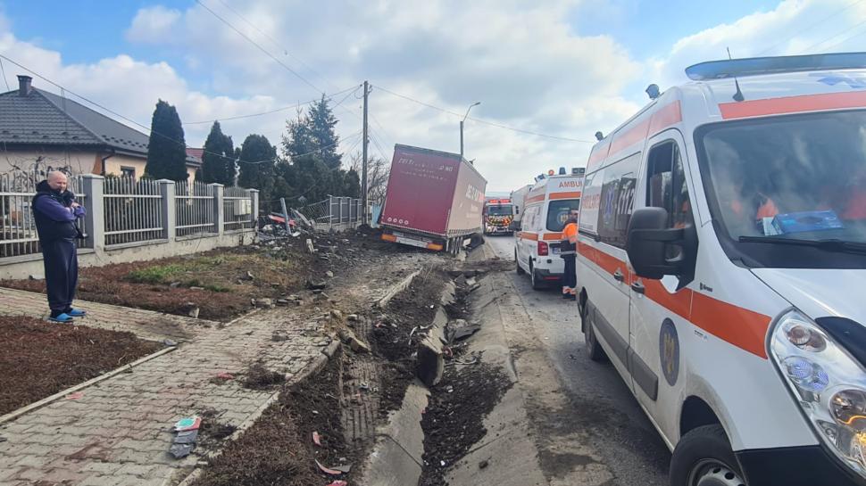 Accident cu două camioane și un microbuz plin cu pasageri, în Iaşi 820373