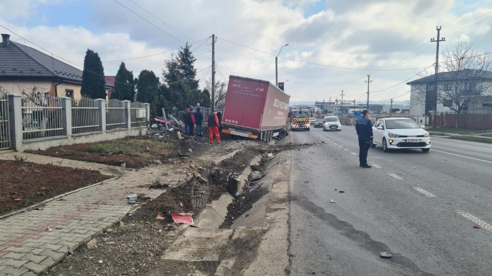 Accident cu două camioane și un microbuz plin cu pasageri, în Iaşi 820374