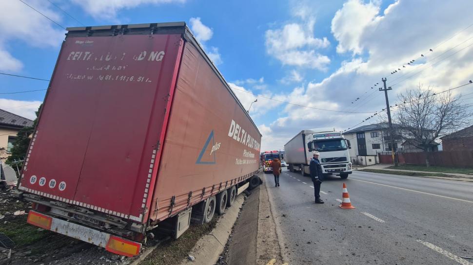Accident cu două camioane și un microbuz plin cu pasageri, în Iaşi 820376