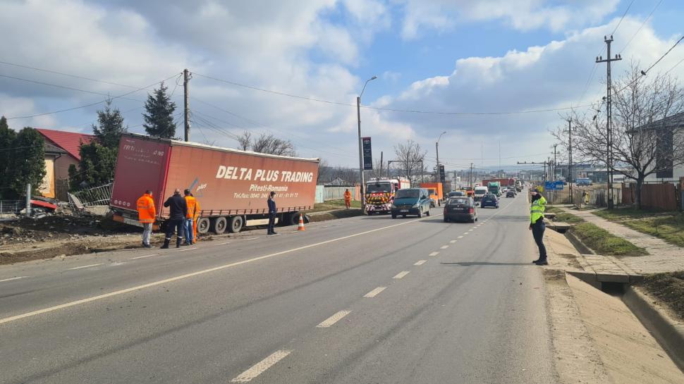 Accident cu două camioane și un microbuz plin cu pasageri, în Iaşi 820377