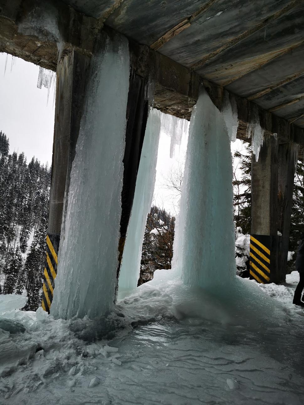 Imagini de poveste cu hotelul de Gheață de la Bâlea Lac, acoperit de zăpadă 820183