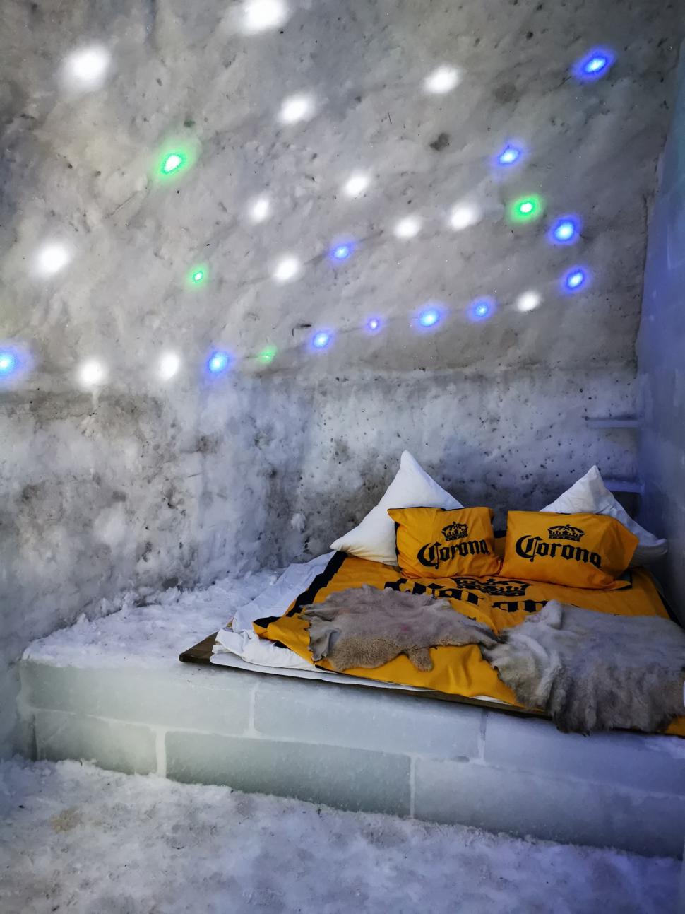 Imagini de poveste cu hotelul de Gheață de la Bâlea Lac, acoperit de zăpadă 820184