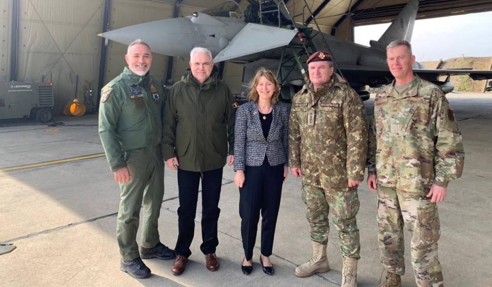 Kathleen Kavalec, ambasadorul SUA în România, a vizitat forţele armate Aliate din România: "România constituie un model pentru alte state NATO" 820433