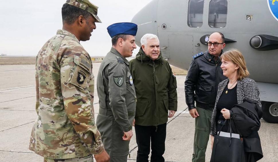 Kathleen Kavalec, ambasadorul SUA în România, a vizitat forţele armate Aliate din România: "România constituie un model pentru alte state NATO" 820434