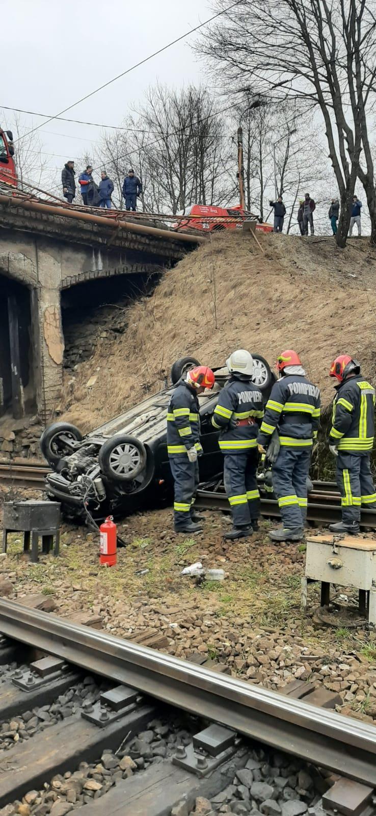 O mașină a căzut de pe un pod pe calea ferata, în Predeal! Traficul feroviar este oprit pe un sens 820280