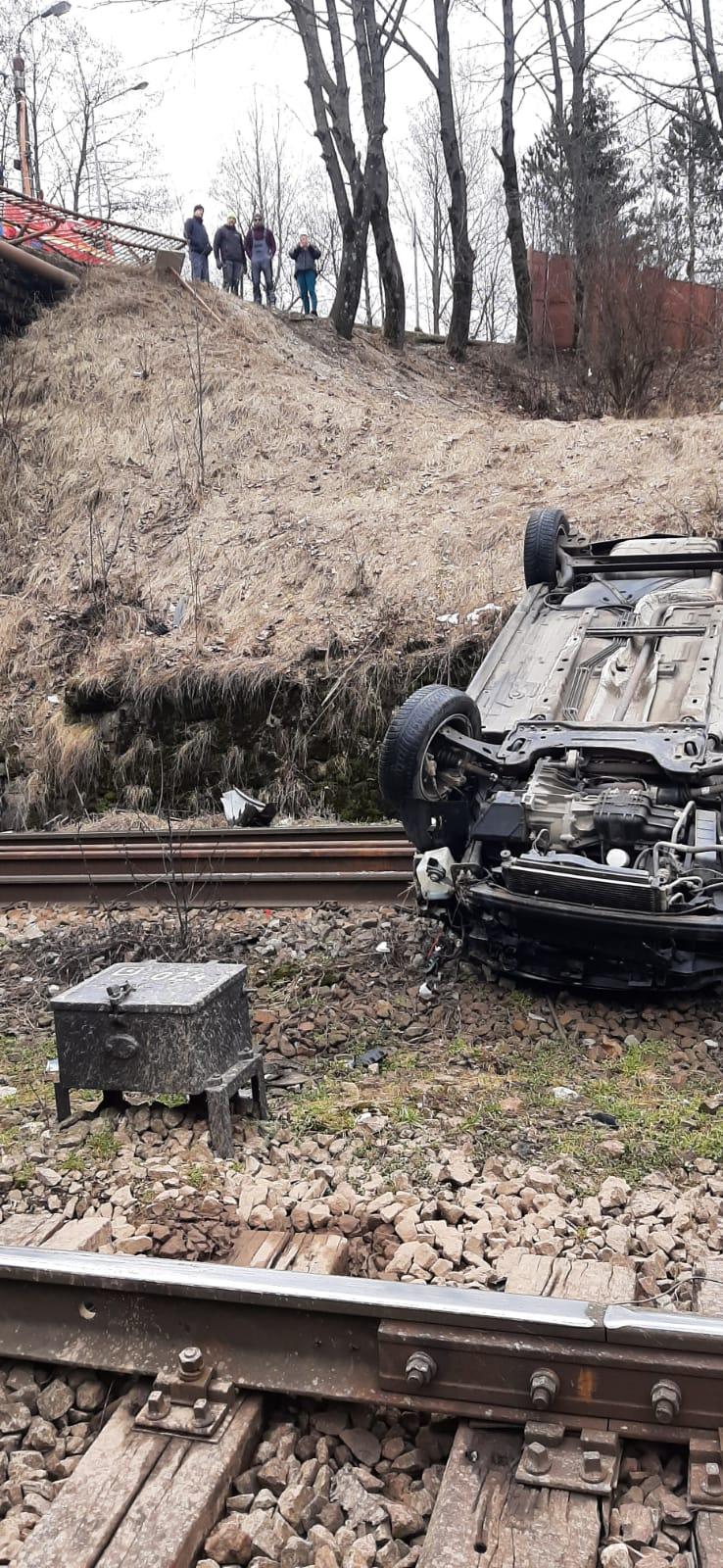 O mașină a căzut de pe un pod pe calea ferata, în Predeal! Traficul feroviar este oprit pe un sens 820281